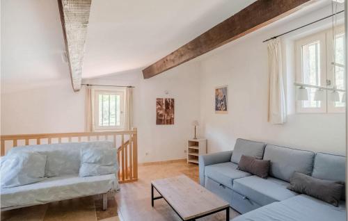 a living room with a couch and a table at Amazing Home In Fayence With Wifi in Fayence