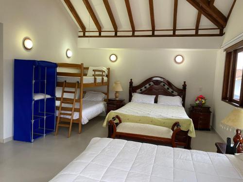 1 dormitorio con 2 literas y escalera en CASA BELLA, en Villa de Leyva
