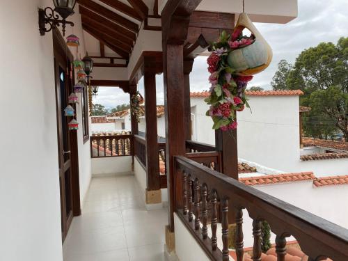 un balcón de una casa con una corona de flores en CASA BELLA, en Villa de Leyva