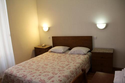 a bedroom with a bed and a lamp at Xango in Porto