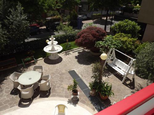 an aerial view of a courtyard with a fountain at Hotel Cristina in Chianciano Terme