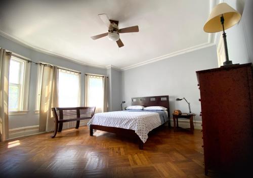 1 dormitorio con 1 cama y ventilador de techo en Spacious Bedroom in a Brooklyn House Shared with Host, en Brooklyn