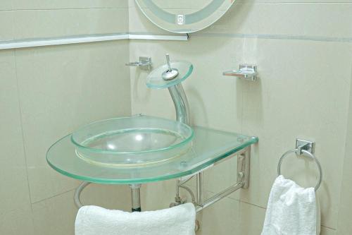 - Baño con lavabo de cristal y espejo en Cholula 85, en Ciudad de México