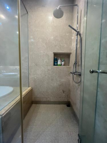 Bilik mandi di 2Beds Seaview Straits Quay comes with Carpark and Hothub