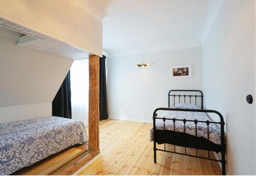 een slaapkamer met een bed in de hoek van een kamer bij Papli Beach Apartment in Pärnu