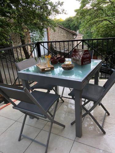 einen Tisch und zwei Stühle mit Essen drauf in der Unterkunft Gîte de charme le val Mellis classé 3 étoiles dans la douceur provençale in Vaumeilh