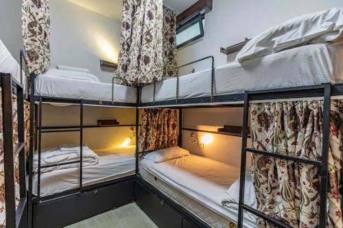 Una cama o camas en una habitación de Stanpoli Hostel