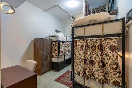Una cama o camas en una habitación de Stanpoli Hostel