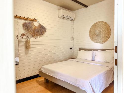 モシャヴ・ラモットにあるSky Travelers סקיי מטייליםのベッドルーム1室(ベッド1台付)