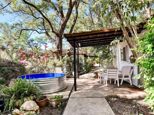 un patio con bañera de hidromasaje, mesa y sillas en Sky Travelers סקיי מטיילים, en Ramot