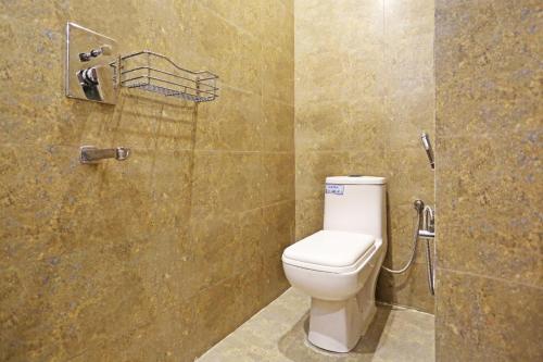 a bathroom with a white toilet in a shower at Hotel LA CASA DELHI AIRPORT in New Delhi