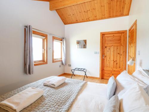 - une chambre avec un lit et un plafond en bois dans l'établissement Harmony House, à Great Yarmouth