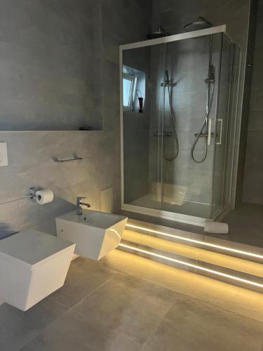 łazienka z umywalką i prysznicem w obiekcie Suite San Benedetto, Terrazza vista mare w mieście Polignano a Mare