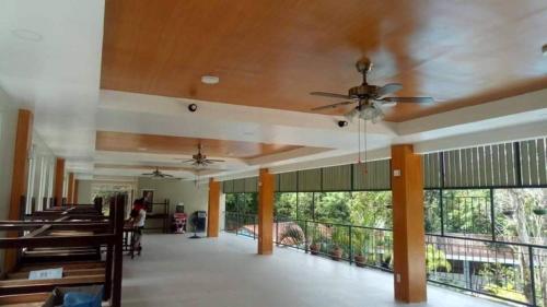 iglesia con ventilador de techo y balcón en AS Ilaya Resort and Event Place powered by Cocotel, en Nasugbu