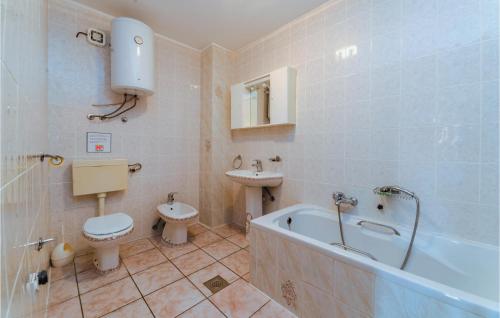a bathroom with a tub and a toilet and a sink at Gorgeous Apartment In Bosana With Kitchen in Stan Trigraci
