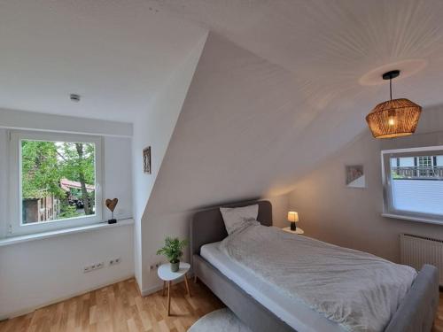 una camera con letto e finestra di Schöne naturnahe und ruhige Wohnung a Telgte