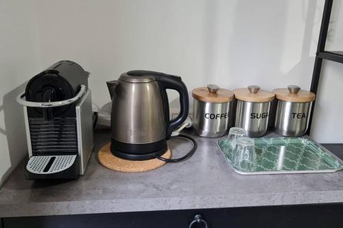 un piano di lavoro con macchinetta del caffè e tostapane di הבית של כנרת a H̱efẕi Bah
