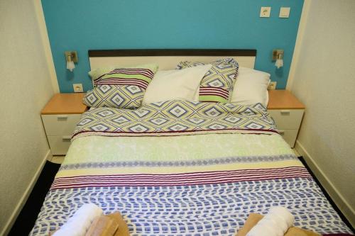 een slaapkamer met een groot bed met kussens bij Luxury Flat with Heated Pool & Jacuzzi in Rijeka