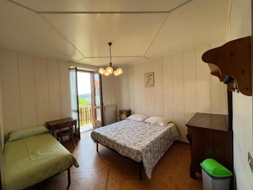 Habitación pequeña con cama y ventana en Appartamento, en Montiglio