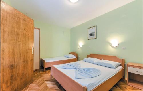 Säng eller sängar i ett rum på Cozy Apartment In Bosana With Kitchen