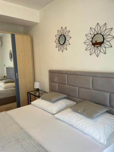 1 dormitorio con 2 camas y espejo en Apartment Isabell, en Split