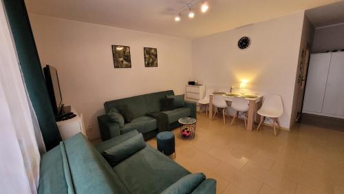 sala de estar con sofá y mesa en Apartament Rybacka 84/7, en Krynica Morska