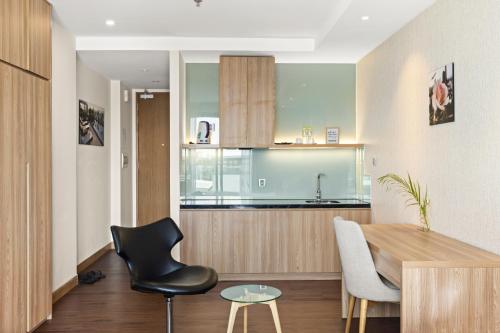 Dapur atau dapur kecil di Moon Hotel and Apartment Da Nang