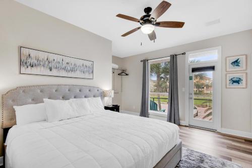 una camera con letto e ventilatore a soffitto di Destiny Beach Villas #15A a Destin