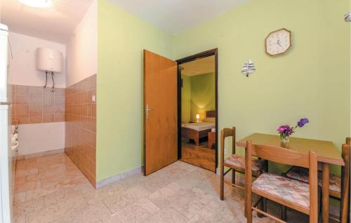 a room with a table and a door to a bathroom at Beautiful Apartment In Bosana With Wifi in Stan Trigraci