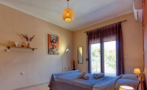 una camera con un letto blu e una finestra di 2-Bedroom, Sea-View Apartment - Balcony in Heaven! a Korakiaí