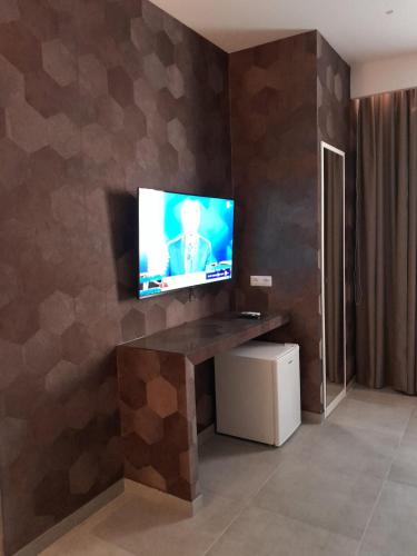 Televisyen dan/atau pusat hiburan di BAARIA House Hotel