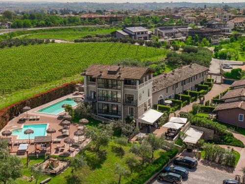 una vista aérea de una casa con piscina y patio en Bertoletta Village Apartments, en Peschiera del Garda