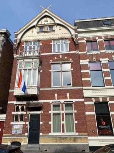 un alto edificio di mattoni con una bandiera di Appartement Downtown a Haarlem