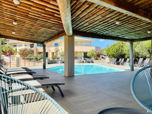 Bazén v ubytování Residence Casa Di Paoli nebo v jeho okolí
