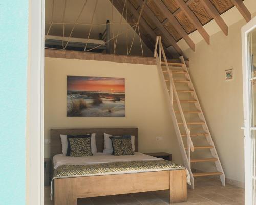 Cette chambre dispose de lits superposés et d'une échelle. dans l'établissement Laguna Vadu, à Vadu