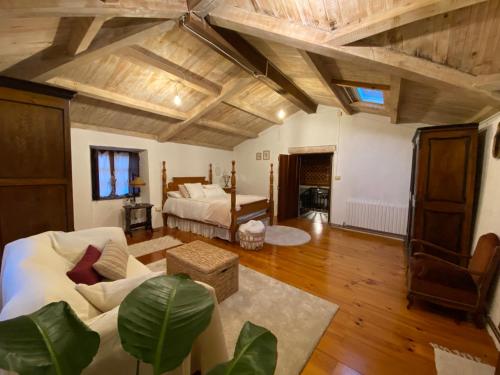 a living room with a couch and a bed at Casa Castro de Crecente in Valdoviño