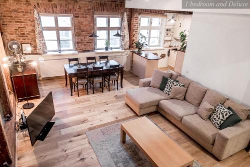 sala de estar con sofá y mesa en Gildi Dolce Vita, Tartu Home, en Tartu