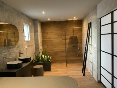 a bathroom with two sinks and a shower at 2 A 2 in Montélimar