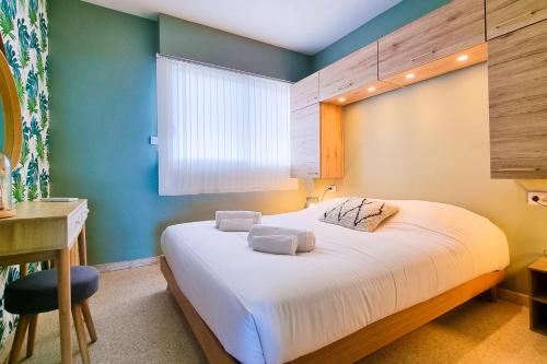 een slaapkamer met een groot wit bed en een raam bij Apartment in Fréjus Plage by the seaside with direct access to the beach in Fréjus