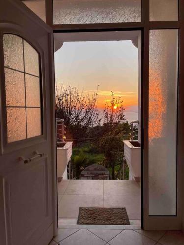 an open door with a view of the sunset at Bayview Bliss in Mírton
