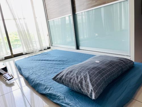 Cama en habitación con ventana grande en Palazio Mount Austin 2-3pax 5mins Toppen , Ikea ,AEON,Water Theme park, en Johor Bahru