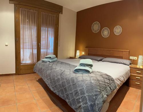 a bedroom with two beds with towels on them at Apartamento Rosa Bielsa in Bielsa