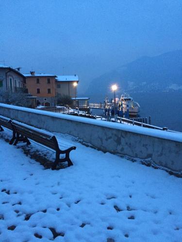Gallery image of Appartamento Terrazza sul Porto in Monte Isola