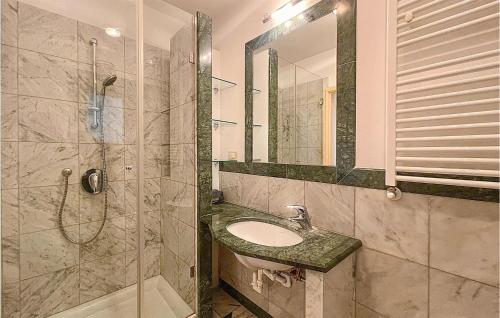 een badkamer met een wastafel en een douche met een spiegel bij Awesome Apartment In Firenze With Wifi in Florence