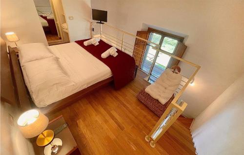 een kleine kamer met een bed en een raam bij Awesome Apartment In Firenze With Wifi in Florence