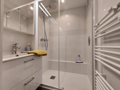 baño blanco con ducha y lavamanos en Villard je t'aime - Résidence Les Tennis - 2 Appartements 2 pièces 5 p et 6 p, en Villard-de-Lans