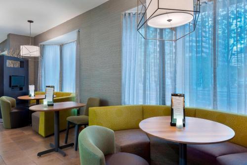 Ruang duduk di Courtyard Tampa Downtown