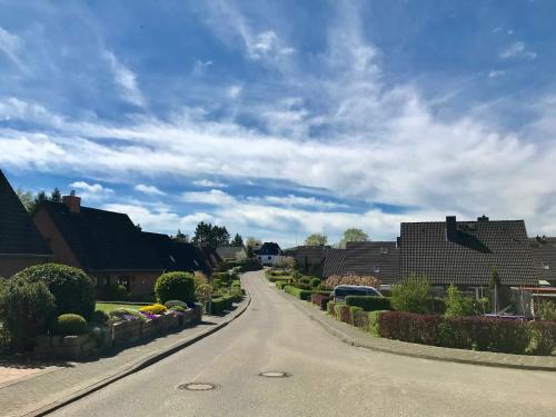 an empty street in a residential neighborhood with houses at Ferienwohnung Emmi in Malente