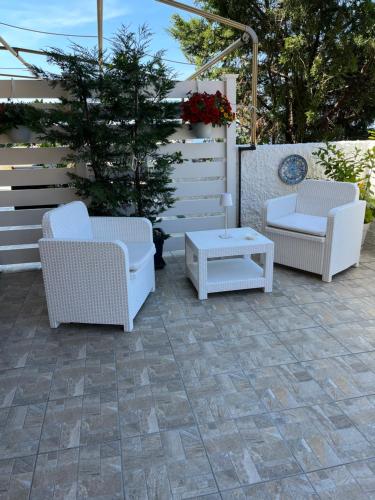 drie stoelen en een tafel op een patio bij Vista Stromboli in Paola