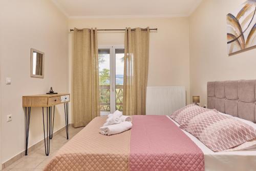 um quarto com uma cama com toalhas em La Casa Del Sol em Ambelókipoi